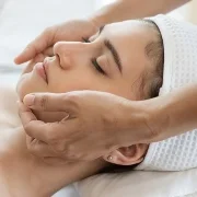 mujer recibiendo masaje facial